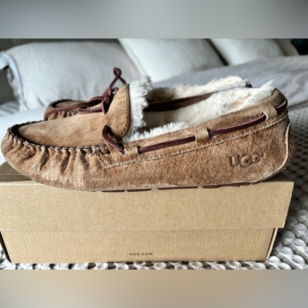 Ugg Tan Women Dakota Suede and Shearling Moccasin Slippers Driving Loafers sz 7